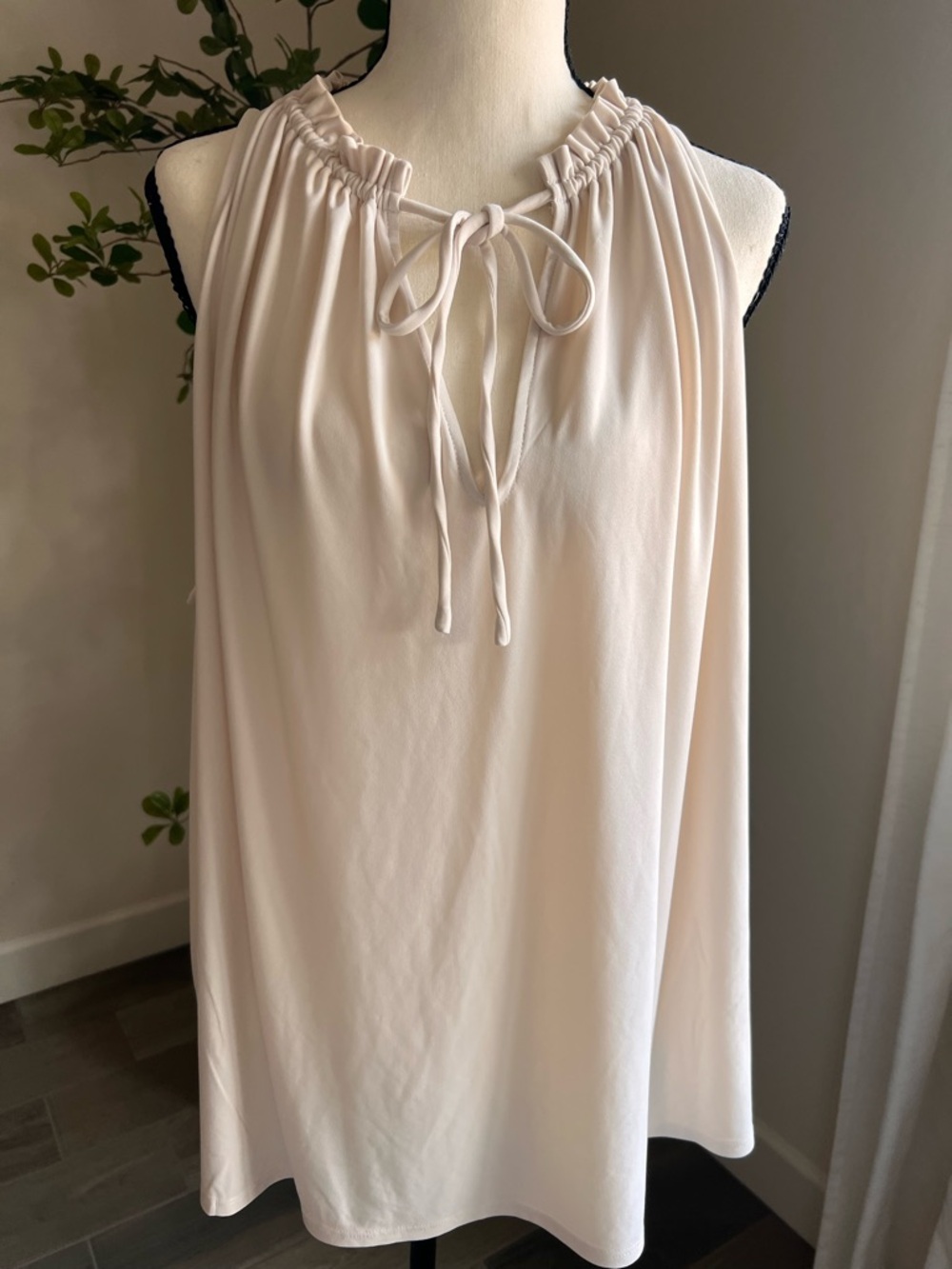 Express Women’s Business Casual Ivory SleevelessTie-Neck Blouse XL